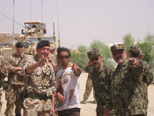 Rajwa står her sammen med en dansk officer og nogle afghanske styrker (FOTO: Privat)