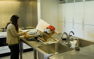 Kvinde i køkken asylcenter crop